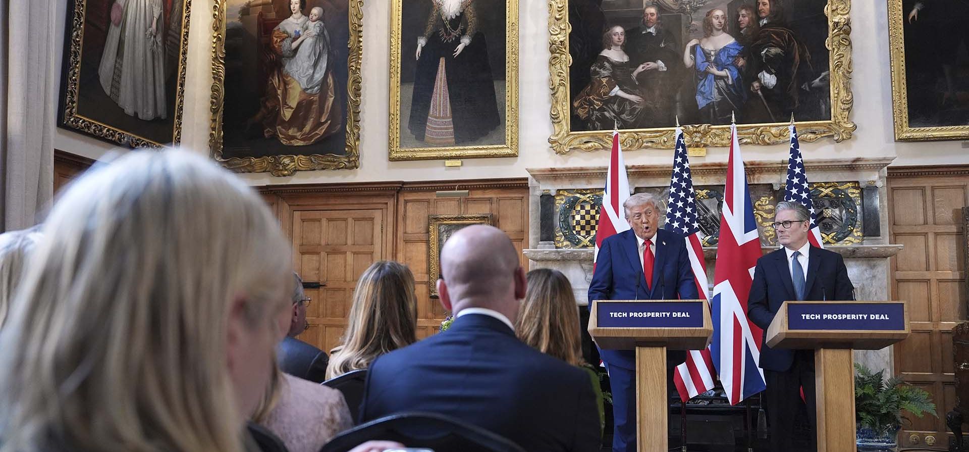El presidente Donald Trump y el primer ministro británico, Keir Starmer, ofrecen una conferencia de prensa conjunta en Chequers, cerca de Aylesbury, Inglaterra, el jueves 18 de septiembre de 2025. (Foto AP/Evan Vucci)
