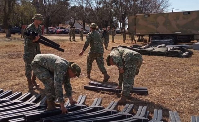 Efectivos militares empezaron a instalarse en Alvear para combatir los incendios en las islas