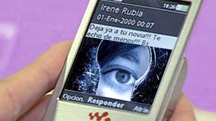Las mujeres argentinas esp&iacute;an los celulares m&aacute;s que los hombres
