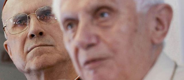 El cardenal Tarcisio Bertone detrás del Papa durante una ceremonia. Como Benedicto XVI