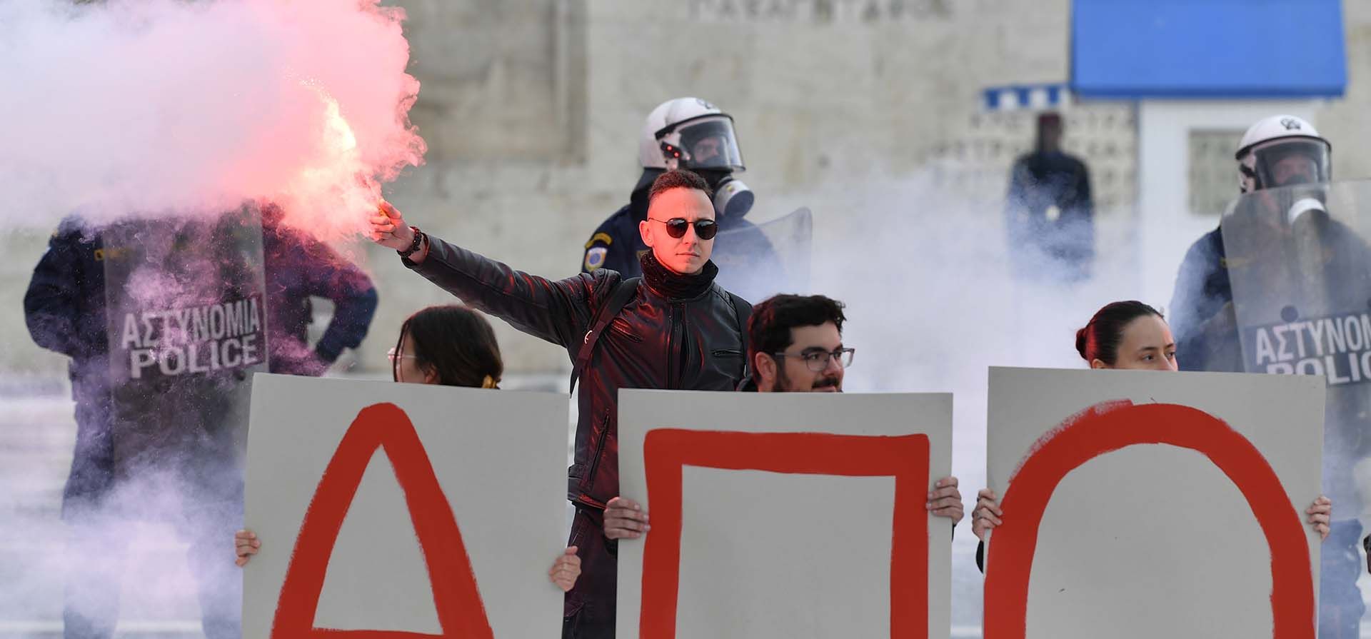 Un estudiante universitario protesta con una bengala de humo frente al parlamento durante una manifestación en Atenas, Grecia, el jueves 15 de febrero de 2024. Miles de estudiantes marchan en la capital griega por quinta semana consecutiva para protestar contra los planes del gobierno de permitir la operación. de universidades privadas. (Foto AP/Michael Varaklas) Un estudiante universitario protesta con una bengala de humo frente al parlamento durante una manifestación en Atenas, Grecia, el jueves 15 de febrero de 2024. Miles de estudiantes marchan en la capital griega por quinta semana consecutiva para protestar contra los planes del gobierno de permitir la operación. de universidades privadas. (Foto AP/Michael Varaklas)
