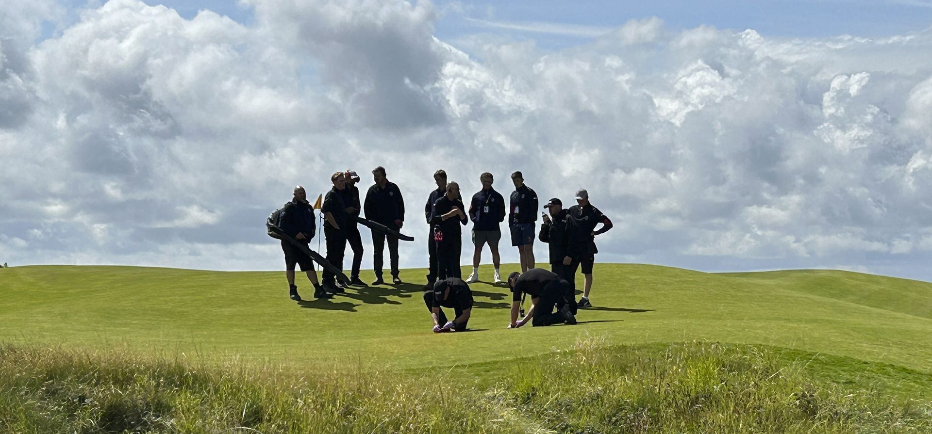 Greenkeepers y el personal de mantenimiento limpian los restos de material arrojado al área verde 17 por los manifestantes de Just Stop Oil durante el segundo día del Campeonato Abierto Británico de Golf en el Royal Liverpool Golf Club en Hoylake, Inglaterra, el viernes 21 de julio de 2023. (Foto AP) Greenkeepers y el personal de mantenimiento limpian los restos de material arrojado al área verde 17 por los manifestantes de Just Stop Oil durante el segundo día del Campeonato Abierto Británico de Golf en el Royal Liverpool Golf Club en Hoylake, Inglaterra, el viernes 21 de julio de 2023. (Foto AP)