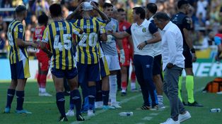 En el partido entre Central y Arsenal el calor se hizo sentir con fuerza. El árbitro Espinoza paró el juego dos veces por tiempo.