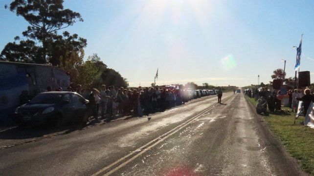 La Asamblea Ciudadana Ambiental de Gualeguaychú y vecinos se movilizaron en caravana desde Arroyo Verde hacia el Puente Internacional General San Martín
