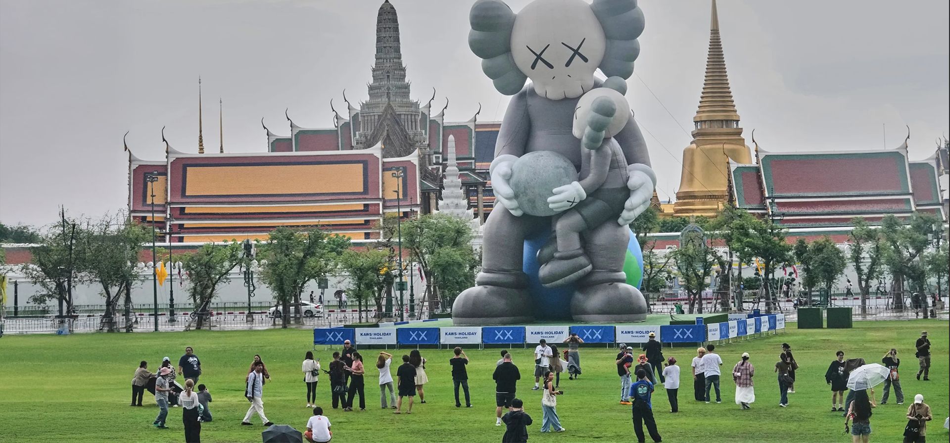La gente toma fotos de una escultura del artista estadounidense Kaws frente al Gran Palacio, Bangkok, Tailandia. Fotografía: Sakchai Lalit/AP La gente toma fotos de una escultura del artista estadounidense Kaws frente al Gran Palacio, Bangkok, Tailandia. Fotografía: Sakchai Lalit/AP