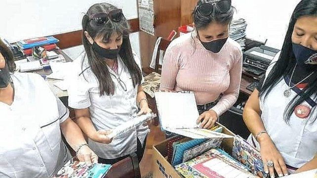 En Santa Elena una mujer hace carpetas de cartón para regalar a los chicos