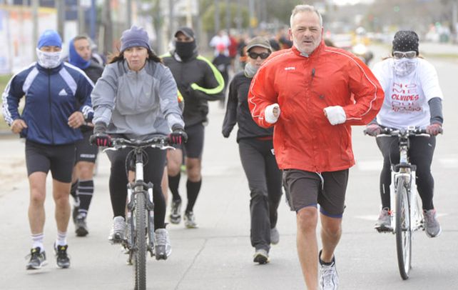 Metáfora del dolor. El frío caló hondo pero no impidió que los corredores hicieran el circuito en honor a las víctimas y para generar conciencia vial. (foto: Sebastián Suárez Meccia)