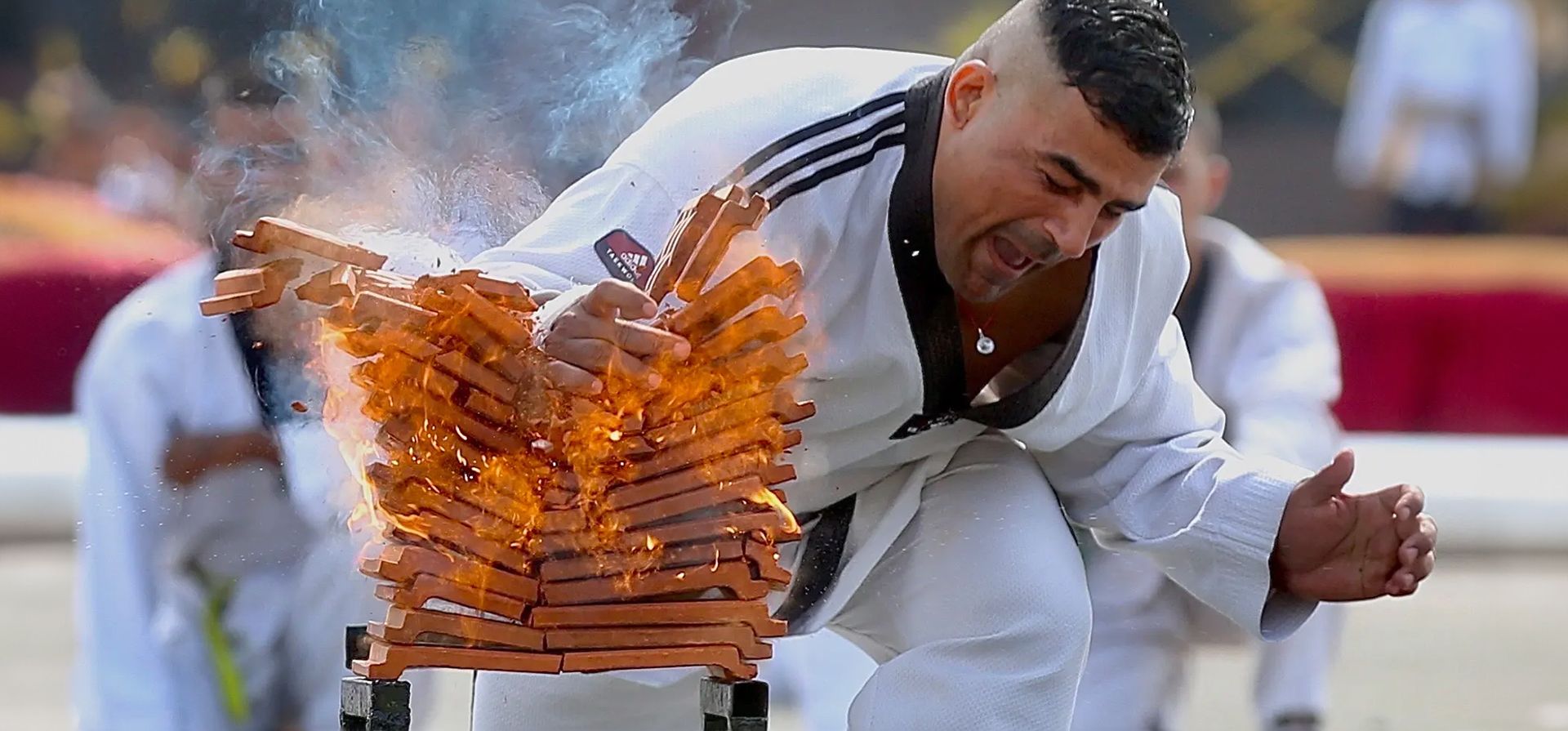 Bangalore, India. Un practicante de taekwondo del ejército indio muestra sus habilidades en un desfile para el cuerpo de servicio del ejército. Fotografía: Jagadeesh Nv/EPA Bangalore, India. Un practicante de taekwondo del ejército indio muestra sus habilidades en un desfile para el cuerpo de servicio del ejército. Fotografía: Jagadeesh Nv/EPA