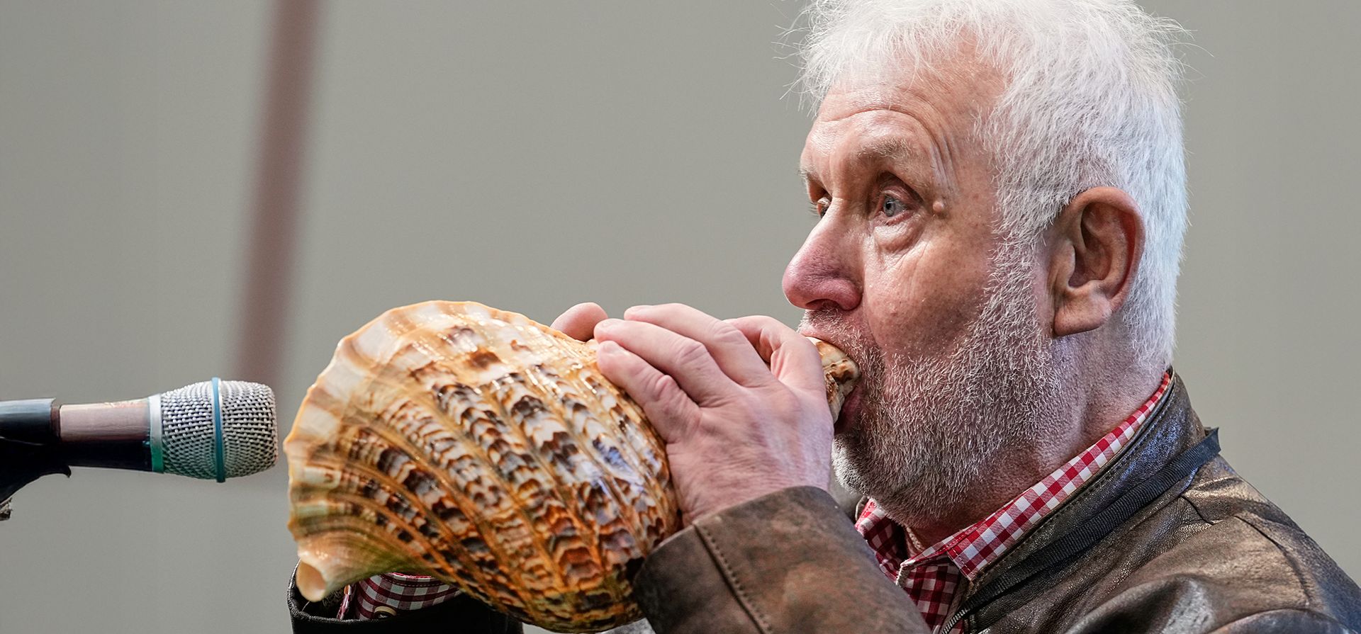 Wolfgang Sander imita a un ciervo durante el Campeonato Alemán de Llamado de Ciervos en la feria de caza de Dortmund, Alemania, el viernes 30 de enero de 2026. (Foto AP/Martin Meissner) Wolfgang Sander imita a un ciervo durante el Campeonato Alemán de Llamado de Ciervos en la feria de caza de Dortmund, Alemania, el viernes 30 de enero de 2026. (Foto AP/Martin Meissner)