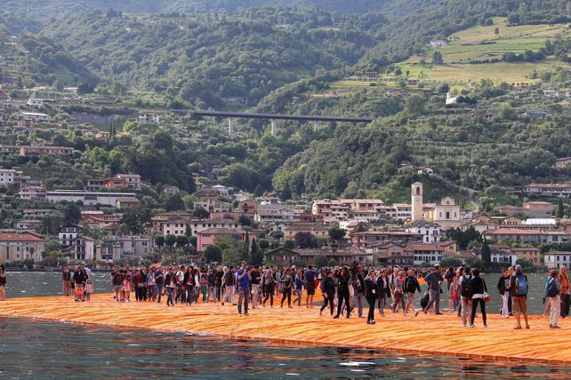 Caminar sobre las aguas. La instalación Floating Piers permite una rara experiencia a lo largo de tres kilómetros.