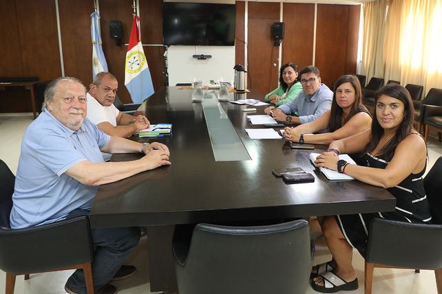 Autoridades del Ministerio de Educación se reunieron con los gremios docentes previo al inicio de clases.
