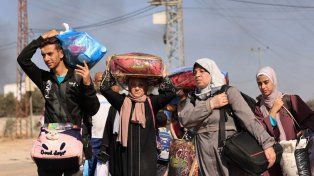 Familias palestinas que huyen de la ciudad de Gaza y otras partes del norte de Gaza hacia las zonas del sur, caminan por una carretera en medio de las batallas en curso entre Israel y el movimiento palestino Hamas. &nbsp;