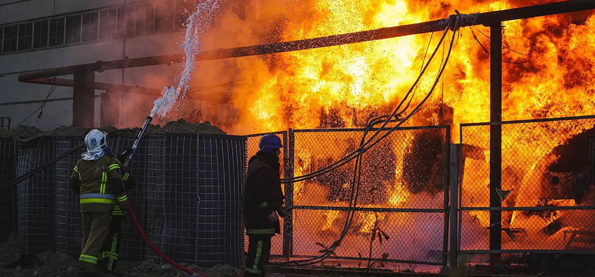 Los servicios de emergencia abordan un incendio después de un bombardeo. Según los informes, dos personas murieron y una resultó herida en tres ataques rusos que golpearon una instalación de infraestructura energética. Fotografía: Servicio Estatal de Emergencia de Ucrania/EPA