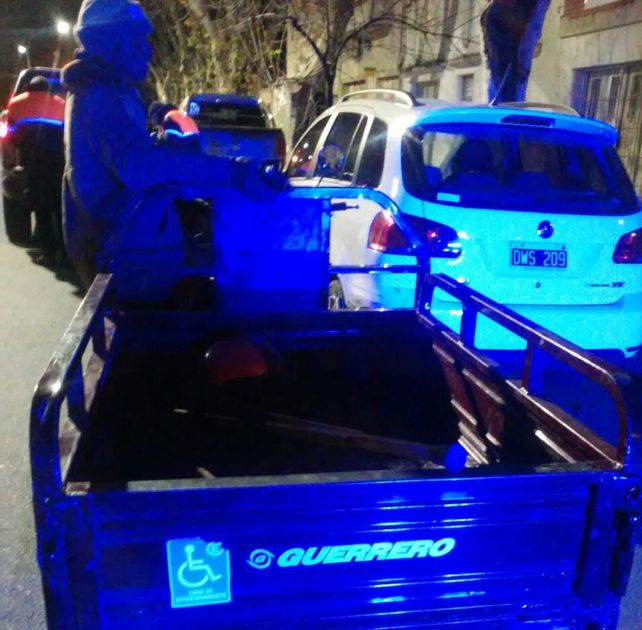 Manejaba el auto sin cubiertas, lo paró Tránsito y estaba borracho