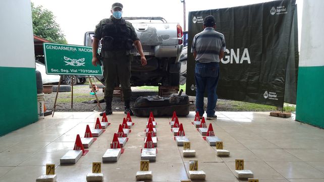 Personal de Gendarmería custodia el cargamento de cocaína encontrado en el tanque de combustible de una camioneta. Fue en Totoras.