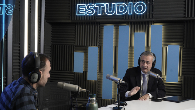 El intendente Pablo Javkin en los estudios de LT8. Habló del reclamo de los gobernadores ante la Nación y dos proyectos que se implementarán en la ciudad.&nbsp;