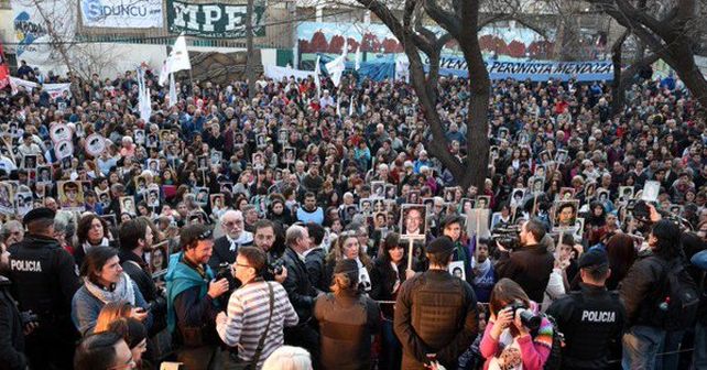Una multitud esperó el fallo fuera de los Tribunales.&nbsp;