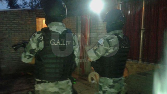 Cayeron seis vendedores de drogas con armas, balas y estupefacientes