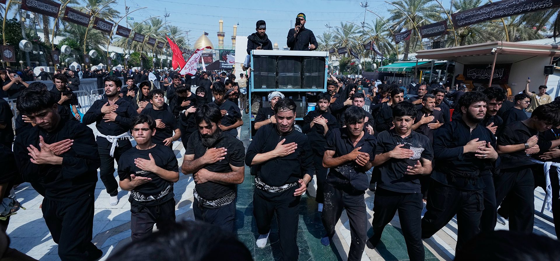 Fieles musulmanes chiítas se golpean el pecho en un acto ritual de duelo mientras marchan hacia el santuario del Imam Hussein antes del Arbaeen, la conmemoración anual chiíta que marca los 40 días posteriores a Ashura, en Karbala, Irak, el lunes 3 de agosto de 2026. (Foto AP/Hadi Mizban) Fieles musulmanes chiítas se golpean el pecho en un acto ritual de duelo mientras marchan hacia el santuario del Imam Hussein antes del Arbaeen, la conmemoración anual chiíta que marca los 40 días posteriores a Ashura, en Karbala, Irak, el lunes 3 de agosto de 2026. (Foto AP/Hadi Mizban)