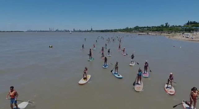 A remar. El SUP es un deporte acuático que suele practicarse en comunidad.