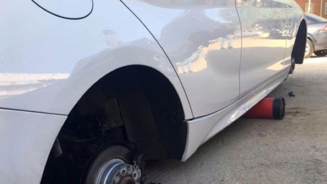 En tres días le robaron las 4 ruedas del auto