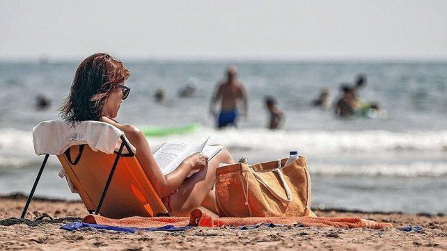 Momento ideal. Disfrutar de la lectura de uno o varios libros en la playa es una opción que muchos valoran.