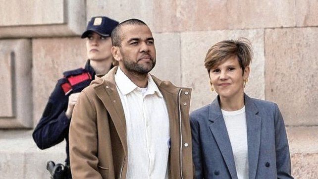 Dani Alves fue increpado después de salir en libertad condicional