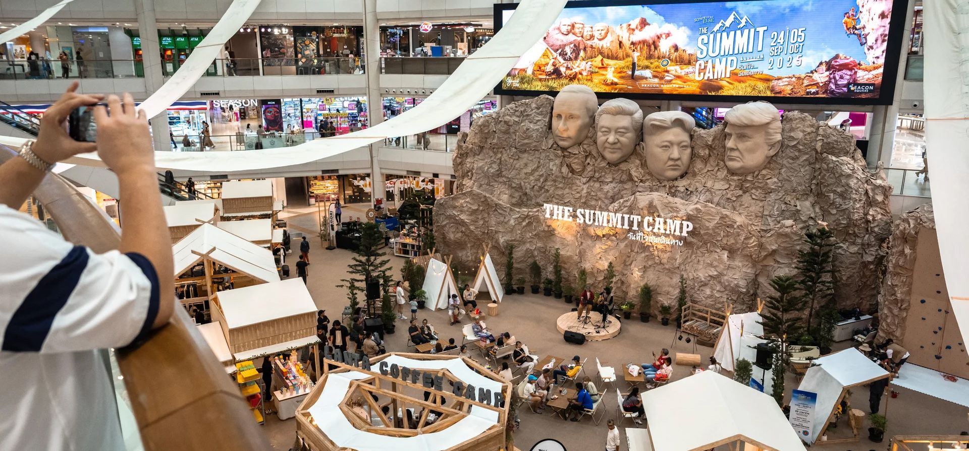 Una parodia de la escultura del Monte Rushmore que representa a Vladimir Putin, Xi Jinping, Kim Jong-un y Donald Trump en un centro comercial, Bangkok, Tailandia. Fotografía: Chanakarn Laosarakham/AFP/Getty Una parodia de la escultura del Monte Rushmore que representa a Vladimir Putin, Xi Jinping, Kim Jong-un y Donald Trump en un centro comercial, Bangkok, Tailandia. Fotografía: Chanakarn Laosarakham/AFP/Getty