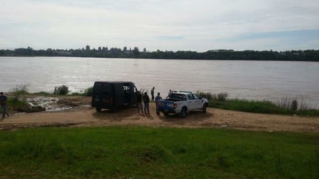 patrullero. El sospechoso se podría haber lanzado al río.