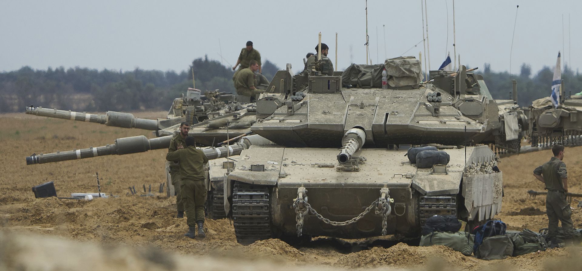 Soldados israelíes trabajan en tanques y vehículos blindados en una zona de concentración cerca de la frontera con la Franja de Gaza, en el sur de Israel, el jueves 15 de mayo de 2025. (Foto AP/Ariel Schalit) Soldados israelíes trabajan en tanques y vehículos blindados en una zona de concentración cerca de la frontera con la Franja de Gaza, en el sur de Israel, el jueves 15 de mayo de 2025. (Foto AP/Ariel Schalit)