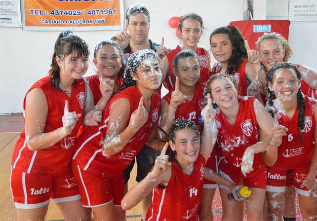 Con espuma celebran las chicas de Talleres al obtener el título en un partido que ganaron sin problemas.  Foto Gentileza/Prensa APBF