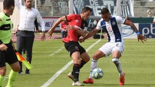 Sotana para uno. Maxi Rodríguez maniobra ante Valoye. La Fiera no rindió al igual que el resto del equipo.