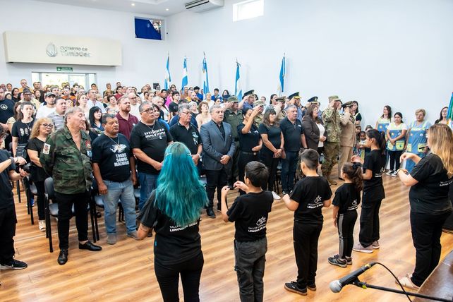 El acto oficial también contó con la participación especial del Taller Comunal de Lengua de Señas estuvo a cargo de entonar el Himno Nacional Argentino y la Marcha a las Malvinas.