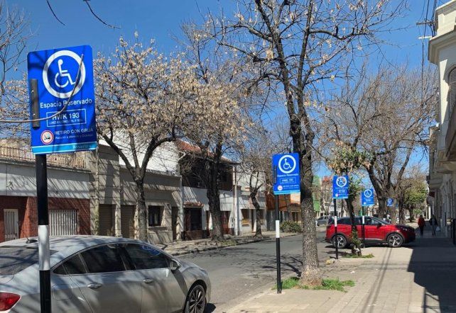 Los carteles de estacionamiento no deben exhibir información personal.