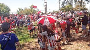 Los hinchas de Unión apoyaron al plantel con un vibrante banderazo en Casasol