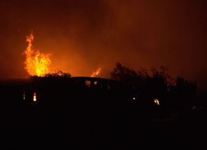Un incendio forestal obligó a evacuar a unas 12 mil personas en una villa turística