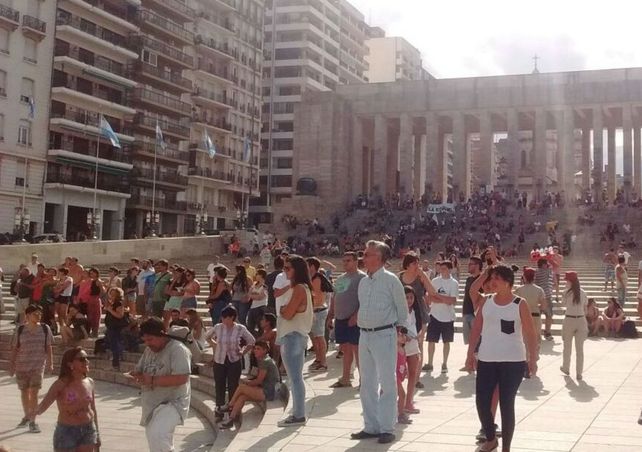 Las mejores imágenes que dejó el Tetazo en el Monumento a la Bandera