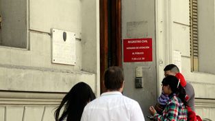 Intensifican las medidas de protesta los trabajadores del Registro Civil