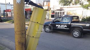 Un auto impactó contra un semáforo tras un choque