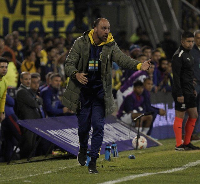 Matías Lequi ya dirigió tres partidos en Central y se le viene la primera decisión fuerte por la doble competencia.