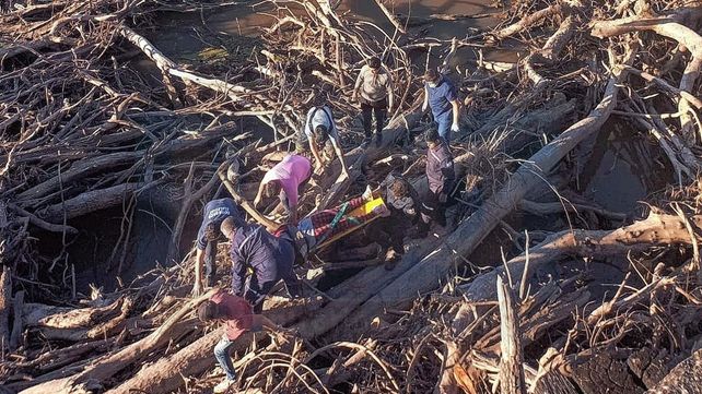 Video-Milagro: una nena se cayó del puente y quedó atrapada entre hierros y troncos