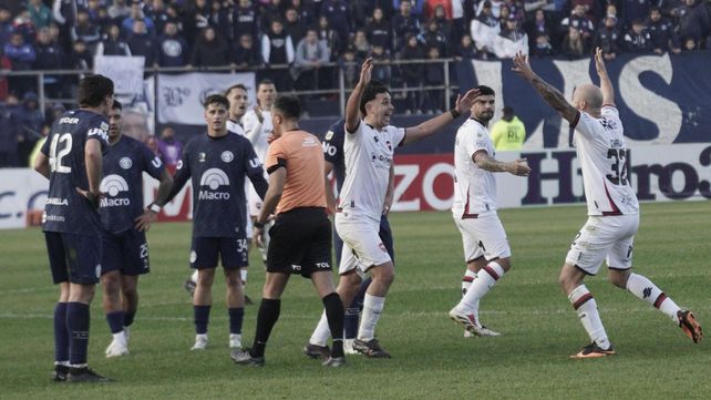 El VAR revierte la sanción del offside y Cocoliso González celebra su primer gol en Newells.