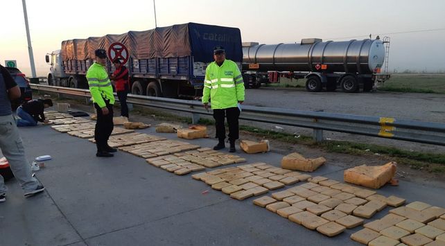 Narcos presos con más de 400 ladrillos de marihuana y un arma