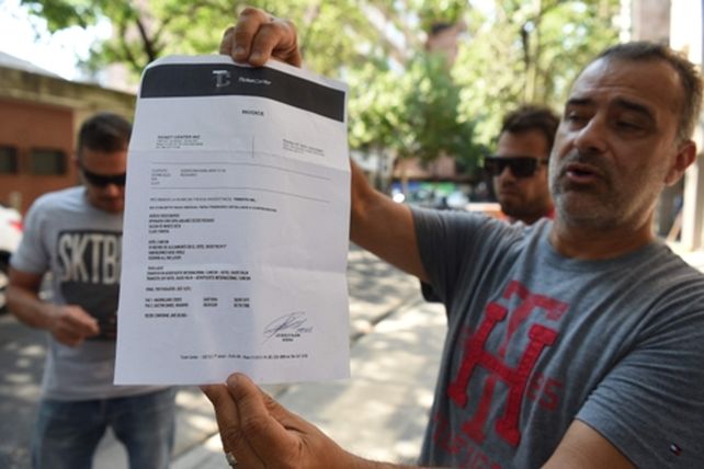 indignado. Uno de los damnificados muestra el recibo de lo que pagó por un viaje que no se concretará.