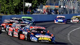 Santiago Mangoni doblando adelante de todos en el óvalo de Rafaela, en la primera cita del año del TC en junio.