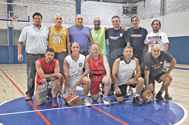 Un vicio. Los muchachos del maxibásquet disfrutan de su gran pasión en un reducto remozado e impecable.