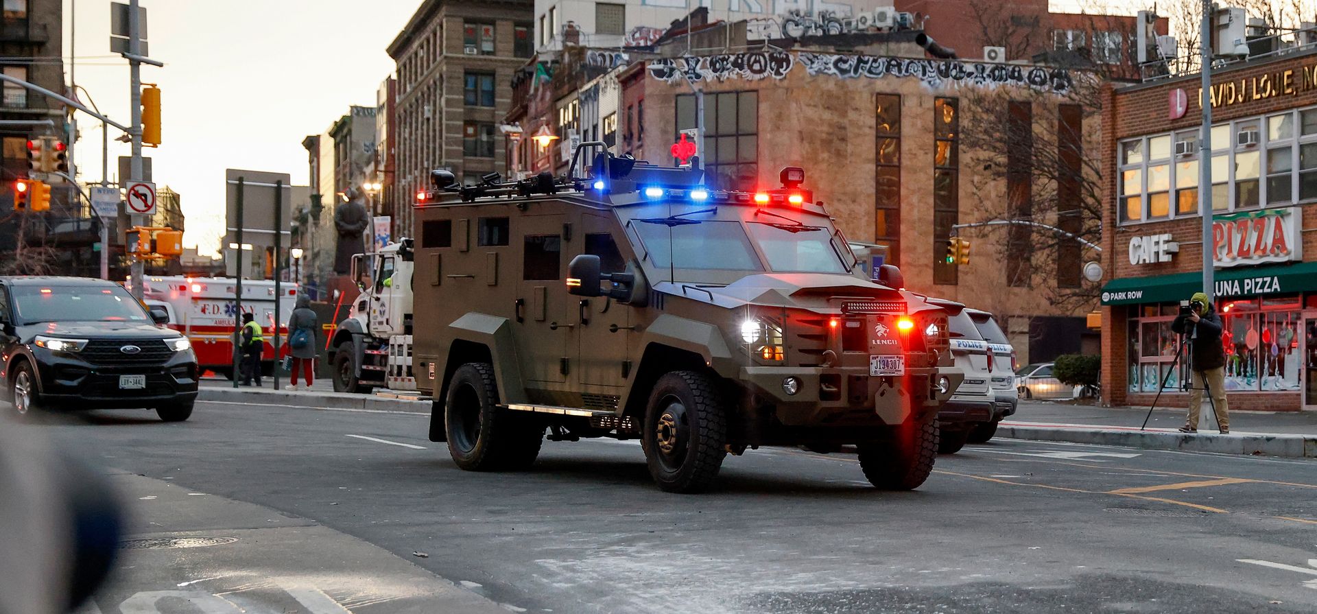 Un vehículo blindado que transportaba al presidente venezolano Nicolás Maduro y a su esposa Cilia Flores llega al Tribunal Federal de Manhattan, el lunes 5 de enero de 2026, en Nueva York. (Foto AP/Stefan Jeremiah) Un vehículo blindado que transportaba al presidente venezolano Nicolás Maduro y a su esposa Cilia Flores llega al Tribunal Federal de Manhattan, el lunes 5 de enero de 2026, en Nueva York. (Foto AP/Stefan Jeremiah)