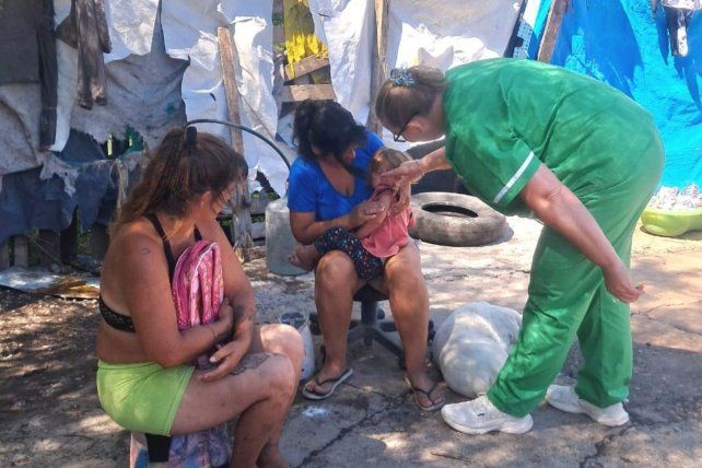 El operativo de vacunación contra el sarampión comenzó en Los Berros y seguirá en los barrios San Martín y Paraná V
