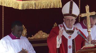 Francisco inició la Semana Santa y recorrió la plaza colmada por 250 mil personas