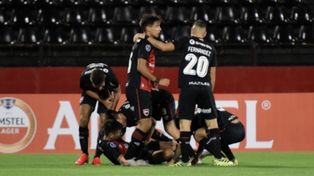 Por otro festejo. Sforza, Julián Fernández y el resto celebran el gol de Castro ante Palestino. Hoy precisa varios bises.